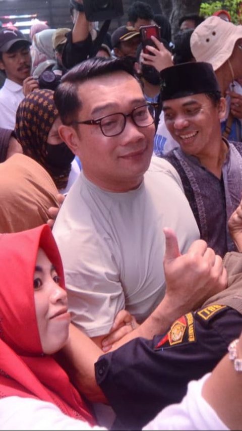 FOTO: Keakraban Ridwan Kamil Bincang Santai dengan Warga di Posko Makan Gratis Jakarta