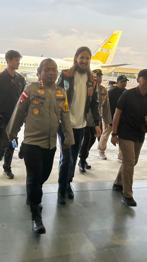 Pilot Susi Air Kapten Philip Mark Mehrtens Transit di Bandara Sultan Hasanuddin Sebelum Bertolak ke Jakarta