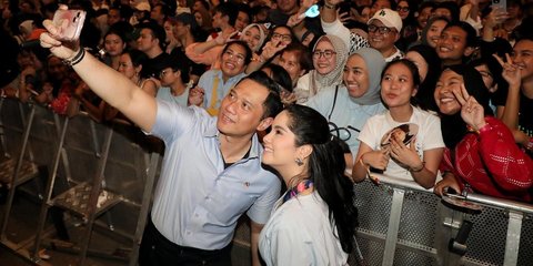 Kece Banget! ini Gaya Annisa Pohan saat Nonton SBY Tampil di Panggung Pestapora 2024