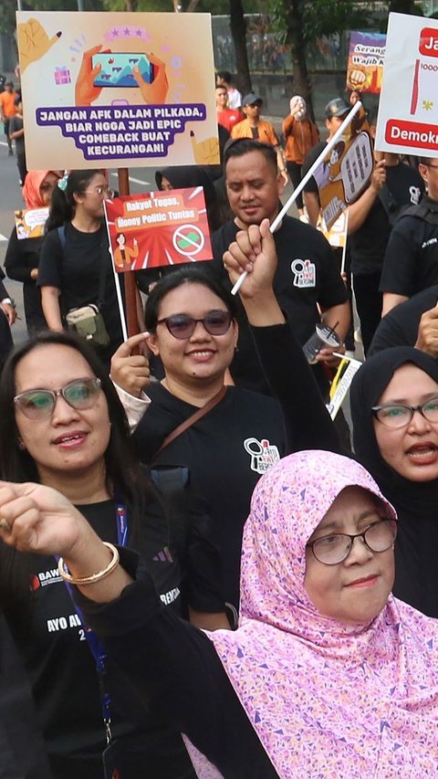 FOTO: Aksi Long March Sosialisasi Pengawasan Pilkada Serentak 2024 dari Kantor Bawaslu ke Bundaran HI