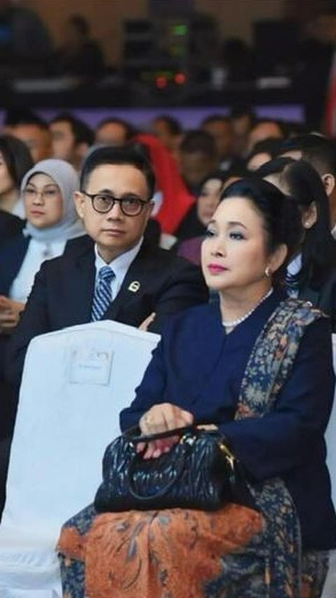 Potret 2 Politisi Perempuan Anak Cucu Soekarno & Soeharto Bertemu Akrab, Sampai Pelukan Erat Bak Kakak Adik