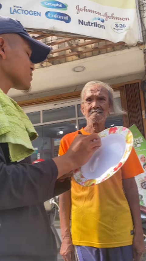 Bapak Tua Bawa Piring Kotor Tak Ada Uang Hampiri Tukang Bakso, Tindakan Pedagang jadi Perbincangan