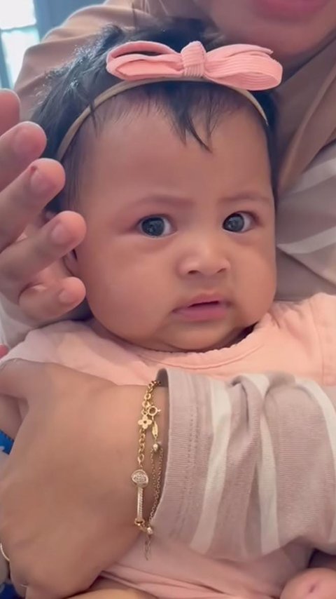 Potret Baby Lily Anak Angkat Nagita Slavina Anteng Disuntik, Netizen 'Apa yang Perlu Aku Tangisi'