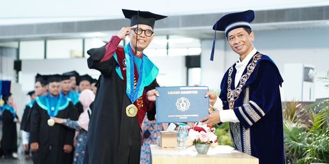 Kisah di Balik Wisudawan Tertua ITS Lulus Cumlaude, Sibuk Kuliah Sambil Kerja dan Tetap Punya Waktu Berkualitas dengan Keluarga