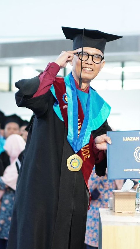 Kisah di Balik Wisudawan Tertua ITS Lulus Cumlaude, Sibuk Kuliah Sambil Kerja dan Tetap Punya Waktu Berkualitas dengan Keluarga