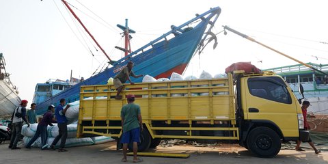 Aktivitas Truk Fuso di Pelabuhan: Simbol Keterhubungan Sejarah dan Era Modern