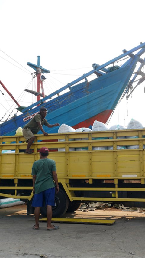 Aktivitas Truk Fuso di Pelabuhan: Simbol Keterhubungan Sejarah dan Era Modern