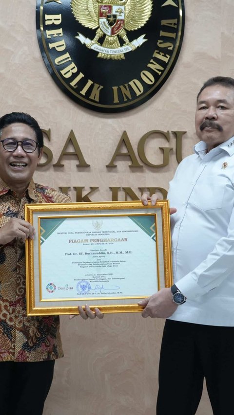 Jaksa Agung ST Burhanuddin Terima Penghargaan dari Kemendes PDTT Atas Kesuksesan Program Jaga Desa