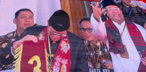 Tawa Semringah Pramono Dapat Nomor Urut 3, Rano Karno Kasih Unjuk Salam Metal