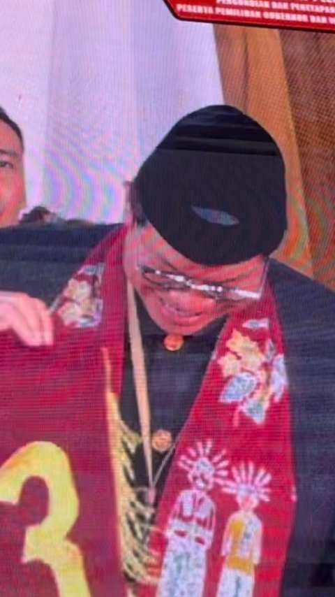 Tawa Semringah Pramono Dapat Nomor Urut 3, Rano Karno Kasih Unjuk Salam Metal