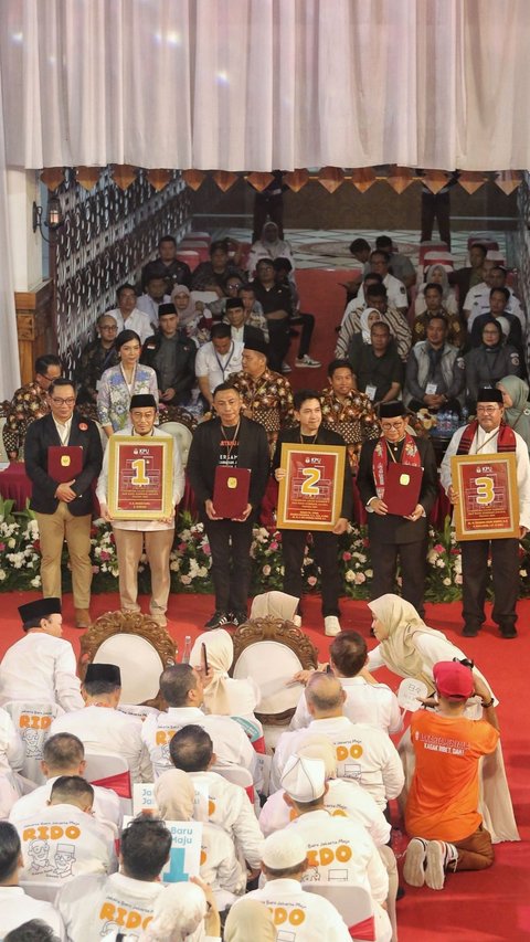 FOTO: Momen Tiga Pasangan Calon Gubernur Jakarta Pamer Nomor Urut untuk Bertarung di Pilkada DKI 2024