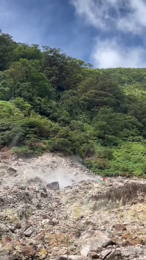 Dijuluki 'Ciwideynya Pandeglang', Intip Daya Tarik Kawah Putih Gunung Pulosari yang Lagi Hits