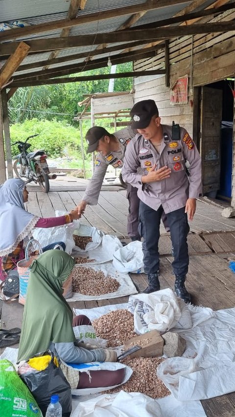 Blusukan ke Perkampungan, Polisi Ajak Warga Pelalawan Cegah Hoaks dan Jangan Golput