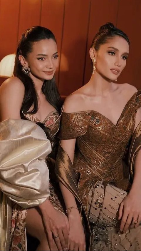 7 Foto Enzy Storia dan Cinta Laura Kenakan Gaun Batik di Paris Fashion Week 2024, Cantik Memukau