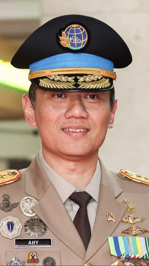 Pensiun Mayor di TNI, ini Potret AHY Pakai Seragam Bintang 4 dengan Tongkat Komando Pimpin Apel Kementerian ATR/BPN