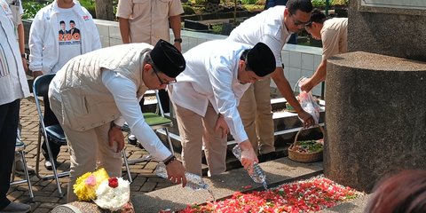 Hari Pertama Kampanye, RK-Suswono Kompak Tabur Bunga Ke Makam MH Thamrin