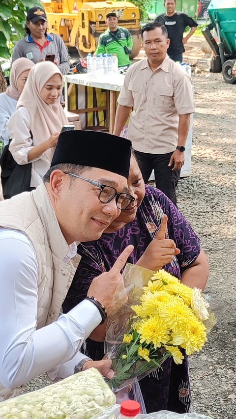 Hari Pertama Kampanye, RK-Suswono Kompak Tabur Bunga Ke Makam MH Thamrin