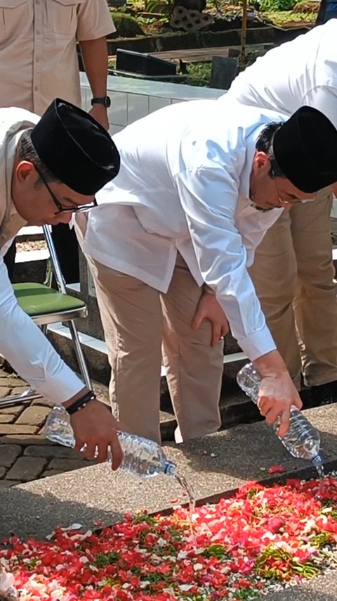 Ternyata Ini Tujuan Ridwan Kamil-Suswono Nyekar ke Makam MH Thamrin di Hari Pertama Kampanye