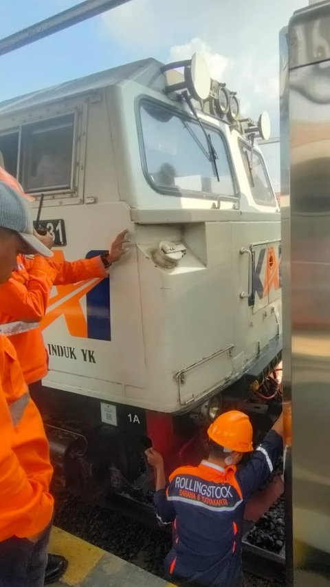 2 Masinis Dilarikan ke Rumah Sakit Usai KA Taksaka Tabrak Truk Molen di Bantul