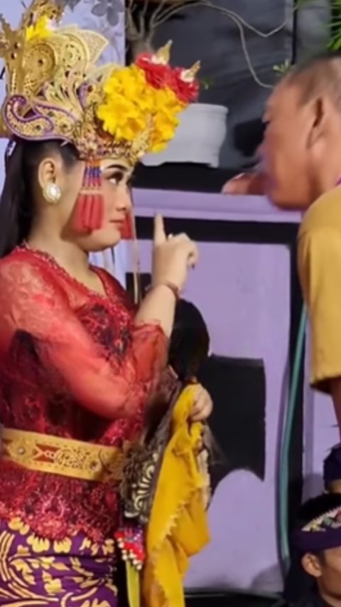 Penari Cantik Tolak Halus Disawer Lewat Mulut oleh Bapak-Bapak, Netizen Geram Kelakuan Penyawer