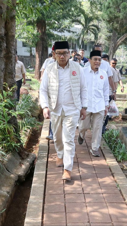 FOTO: Hari Pertama Masa Kampanye Pilkada Jakarta 2024, Pasangan Ridwan Kamil-Suswono Awali dengan Ziarah ke Makam MH Thamrin