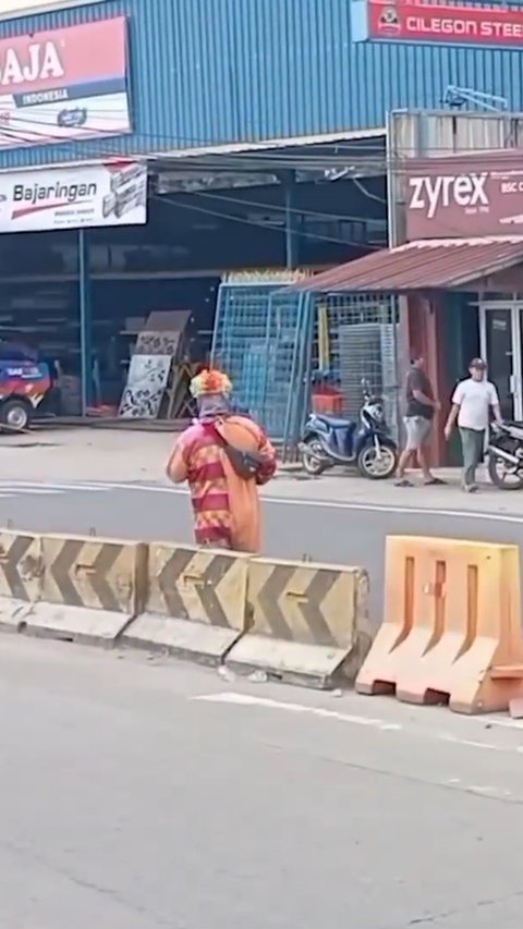 Cerita Badut Jalanan Bertahan Hidup di Jalanan Kota Serang, Jatuh Bangun Cari Nafkah di Tengah Larangan Pemerintah