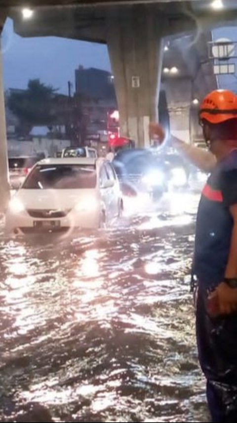 Jakarta Diguyur Hujan Deras, Catat Wilayah Hingga Ruas Jalan Terendam Banjir