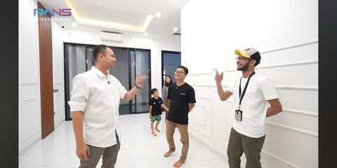 Raffi Ahmad Kunjungi Rumah Karyawan yang Baru Kerja 4,5 Tahun, Mewah Bergaya Modern Dilengkapi Kolam Renang