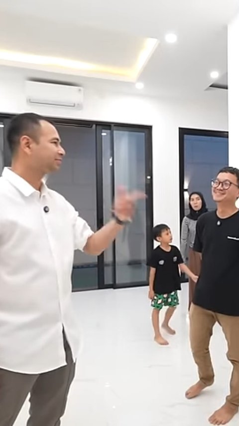 Raffi Ahmad Kunjungi Rumah Karyawan yang Baru Kerja 4,5 Tahun, Mewah Bergaya Modern Dilengkapi Kolam Renang