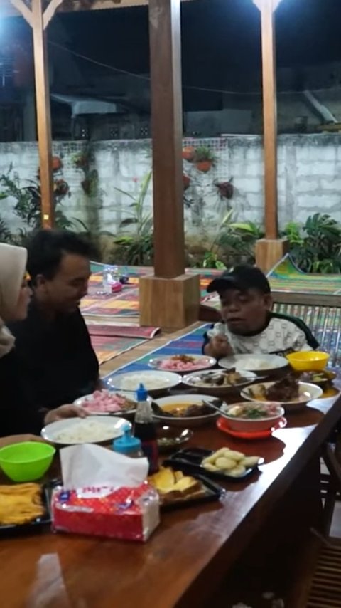 Ucok Baba Bawa Calon Mantu Makan Khas Mandailing 'Ini Sayur Pucuk Rotan'