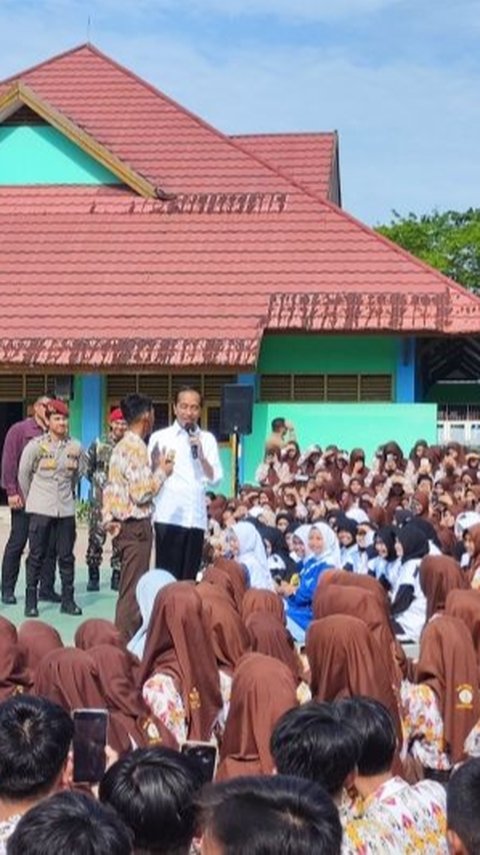 Kunjungi SMKN 1 Tanah Grogot, Jokowi Bagi-Bagi Sepeda