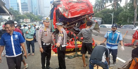 Dua Truk Terlibat Kecelakaan di Tol Dalam Kota, Sopir Tewas Terjepit