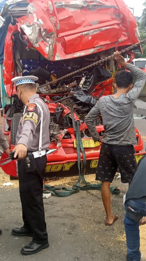 Dua Truk Terlibat Kecelakaan di Tol Dalam Kota, Sopir Tewas Terjepit