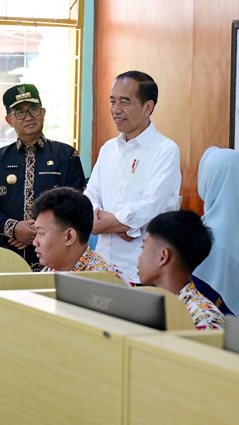 Jokowi Tinjau Fasilitas Pendidikan di SMK Negeri 1 Tanah Grogot