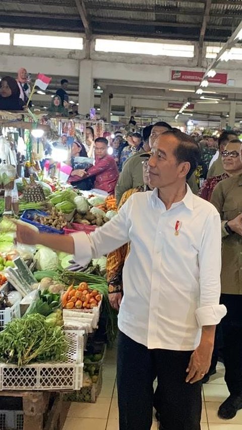 Jokowi Blusukan ke Pasar Sanggam Adji Dilayas Berau, Bagi Kaos Hingga Swafoto