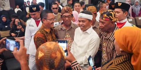 Survei Poltracking Pilkada Jabar: Dedi Mulyadi-Erwan 65,9%, Syaikhu-Ilham 11,8%, Jeje-Ronal 2,9%