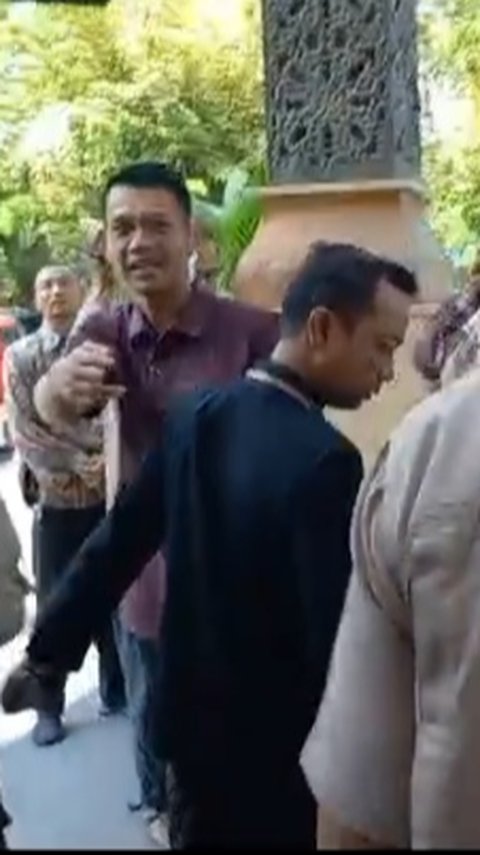 Tanya Pj Gubernur Nana soal Ajakan Andika Bersalaman Dicuekin, Kaki Wartawan Ditarik Ajudan Hingga Jatuh