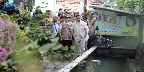 VIDEO: Bukan Beras, Bang Emil Bagi-Bagi Cokelat ke Warga Biar Kenyang