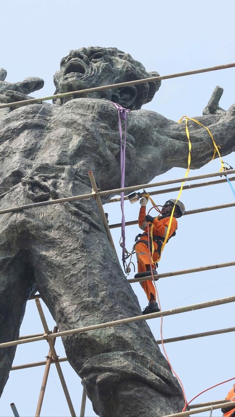 FOTO: Menengok Proses Konservasi Monumen Pembebasan Irian Barat