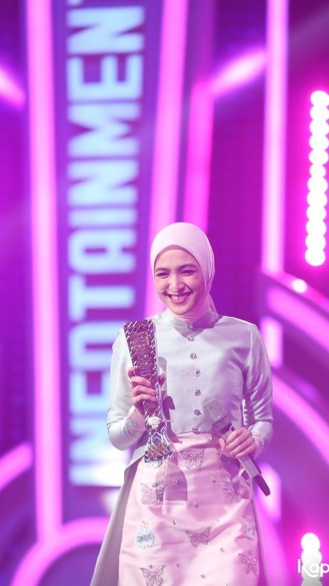 10 Pesona Cut Syifa Saat Raih Penghargaan Most Charming Female Celebrity di Infotainment Awards 2024