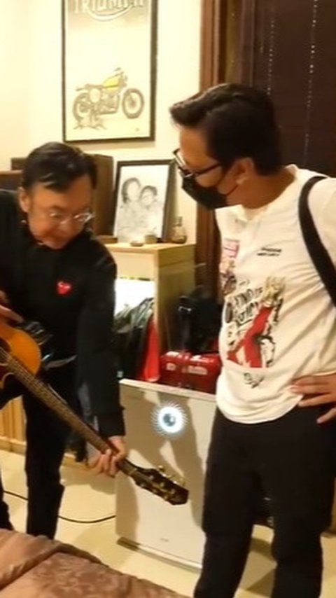 Potret Kamar Baru Ari Lasso Super Nyaman, Punya Banyak Koleksi Musik Legendaris dan Piringan Hitam