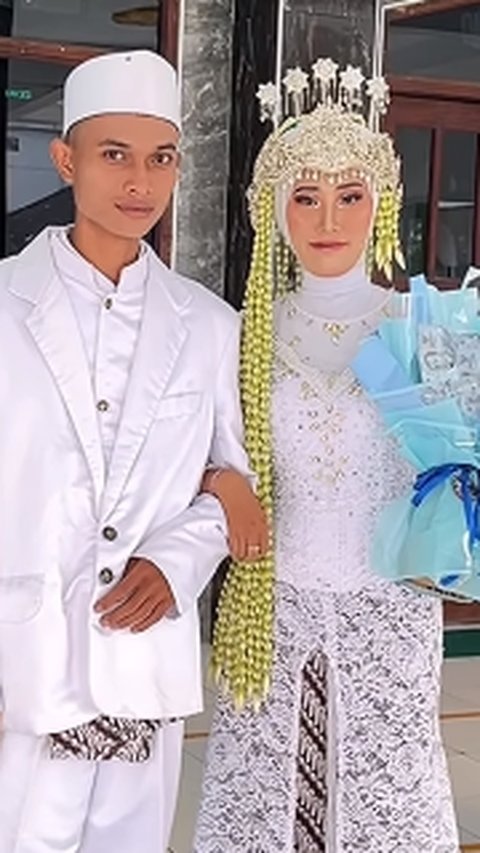 Tak Ada Pelaminan Mewah Cuma Bermodal Bangku Plastik, Resepsi Sederhana Pengantin Baru di Jatim ini Jadi Sorotan