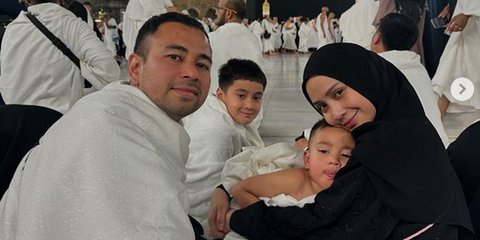 Potret Ganteng Rayyanza dan Rafathar Pakai Kain Ihram saat Umrah Sukses Jadi Sorotan