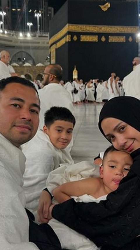 Potret Ganteng Rayyanza dan Rafathar Pakai Kain Ihram saat Umrah Sukses Jadi Sorotan