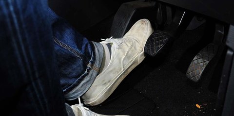 Posisi Kaki yang Benar Saat Mengemudikan Mobil Manual demi Kenyamanan dan Keamanan