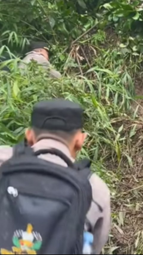 Momen Kocak Anggota Polisi 'Nyungsep' saat Susuri Hutan di Jalan Sempit dan Licin, Aksi Cuek Teman-temannya jadi Sorotan