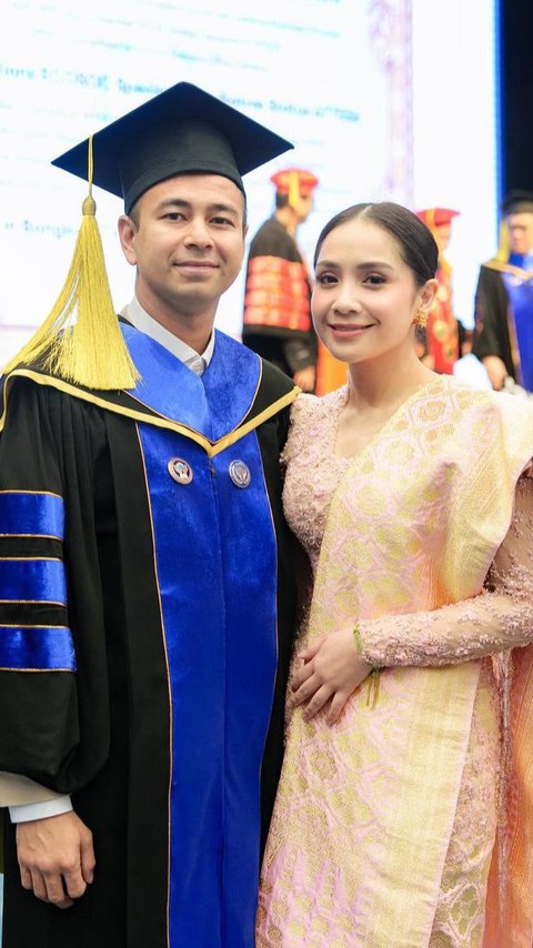 Potret Raffi Ahmad Terima Gelar Doktor Kehormatan dari Universitas di Thailand