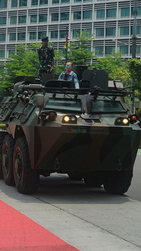 FOTO: Antusias Warga Ibu Kota Menyaksikan Defile Kendaraan Tempur TNI