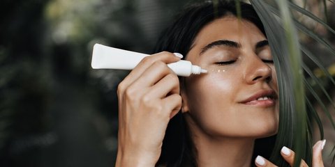 Sudah Menggunakan Makeup Ber-SPF, Apakah Anda Masih Perlu Mengaplikasikan Sunscreen? Ini Dia Faktanya!