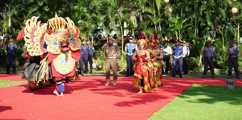 Disambut Meriah, Kirab Pataka Jer Basuki Mawa Beya Tiba di Banyuwangi